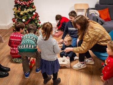 Ouverture des cadeaux à l'arbre de Noël de Dexem